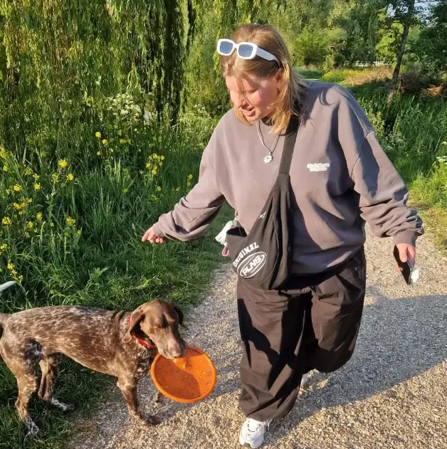 Profile Image of Femke Goos playing with a dog